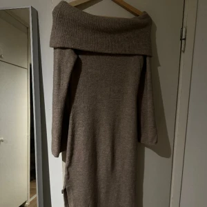 Stickad klänning - Brun/beige stickad klänning, använd en gång.
