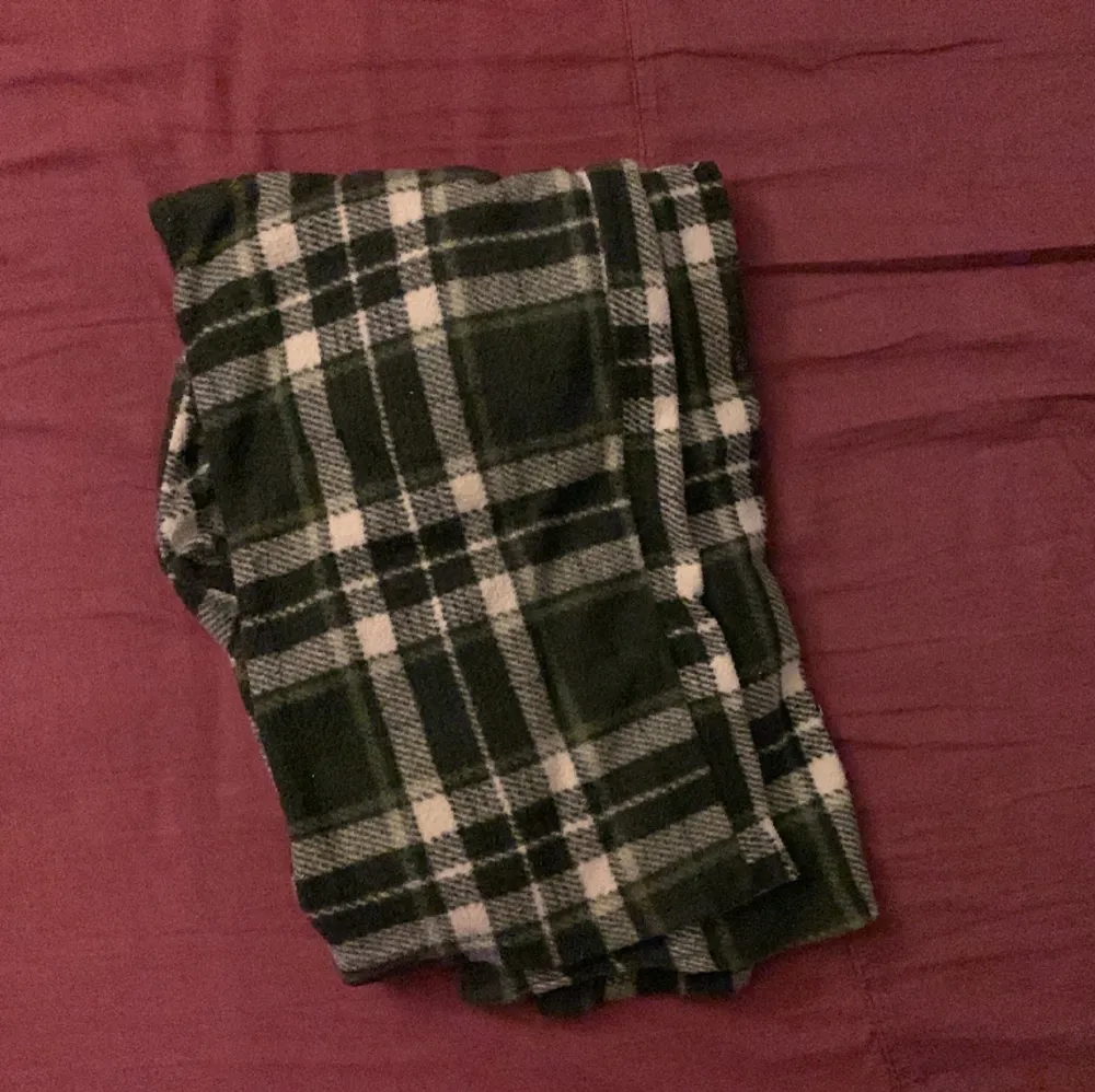 Gröna pyjamasbyxor med snyggt mönster🦆 inga missfärgningar då jag inte använt dem✅ utan snöre då dem är själv uttöjande i midjan!😎. Jeans & Byxor.
