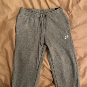 Gråa mjukisbyxor Nike - Helt oanvända mjukisbyxor från Nike, innerbenslängd 75 cm. Använd gärna ”köp nu”, kan mötas upp i Stockholm och annrs står köparen för frakten 💙