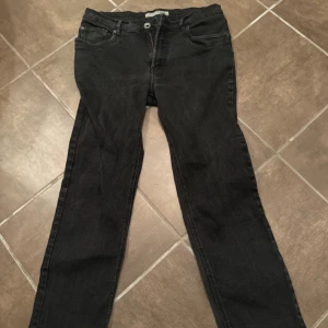 7 par jeans - 6 par jeans och ett par svarta linne byxor  Alla byxorna är i ca 32/32 och straight fit Kan skicka bild på alla jeans vid förfrågan 