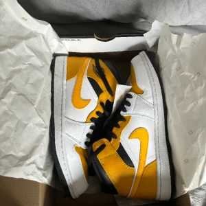 Air Jordan mid  - Ett par Jordans i guld/svart/vit som är använda två gånger i storlek 41. 26cm i längd. Fler bilder finns vid intresse! 