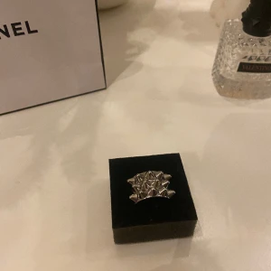 Edblad ring silver - Säljer nu denna super trendiga och snygga silver ring från Edblad, storlek 19,5!💕 Fint skick endast få repor bak som inte syns!🤗 Säljer då jag bytt från silver till guld, använd gärna köp nu, fraktar samma dag eller dagen efter köp💖