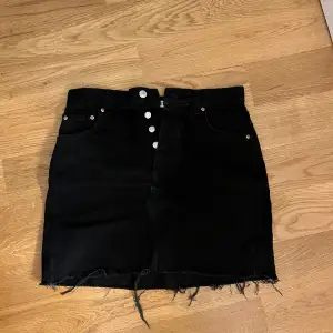 Jeans kjol från Gina Tricot. Säljer då den inte passar bra längre. Pris kan diskuteras 