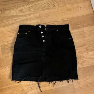 Kjol - Jeans kjol från Gina Tricot. Säljer då den inte passar bra längre. Pris kan diskuteras 