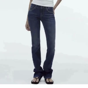 Lågmidjade zara jeans - säljer mina mörkblå slutsålda zara jeans som nästan aldrig är använda🩷