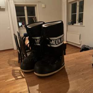 Fina & varma (äkta) moonboots. Storlek 38-40 men passar perfekt på mig som har runt 37-38. 