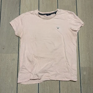 Gant t-shirt - T-suger från Gant i använt skick. Nypris 300kr