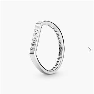 Säljer en söt ring från Pandora, köpt för 499kr i silver🤍 Storlek 54, köparen står själv för eventuell fraktkostnad!🫶🏽