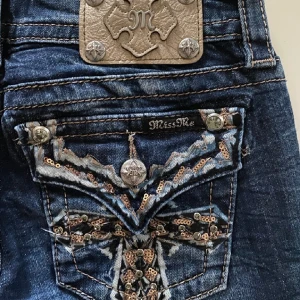 MissMe jeans str 26 skinny - Poulära Y2K jeans från missme. Storlek 26 innerbenet 31. Har flera olika modeller ute. 98%cotton, 2 % elastan 