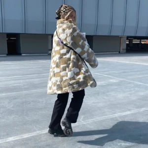 Superfin fake pälsjacka  - Pälsjacka köpt på humana secondhand, väldigt fint skick!✨ Knappt använd av mig. Jag tror strl 40/L, jag är en strl 36/38. Superfin men kommer dessvärre inte till användning 