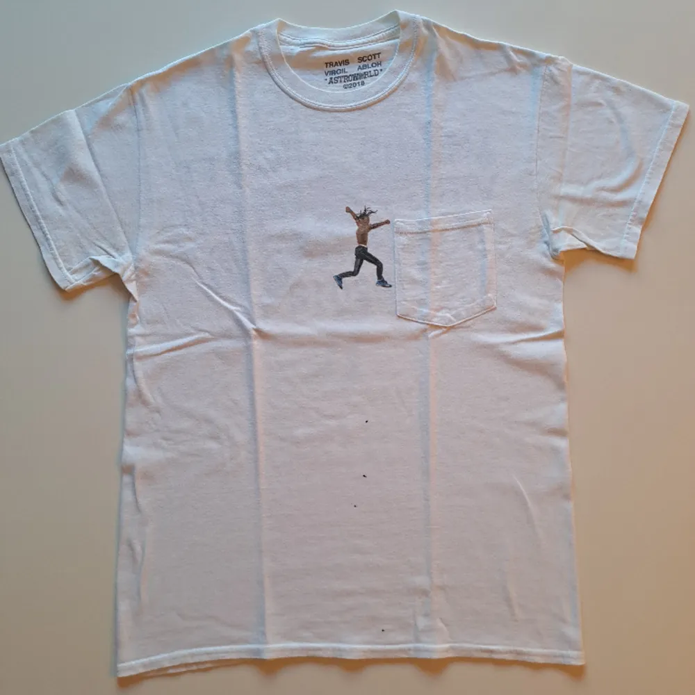 Varumärke: Travis Scott x Off White Produkt: T-Shirt  Material: 100% bomull  Storlek: M Färg: Vitt Kondition: OK Begagnat skick Mått: L: 69cm B: 50cm Kön: Herr/Unisex   (Fyra små svarta fläckar). T-shirts.