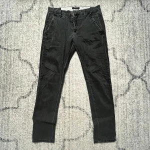 DONDUP JEANS  - Dondup jeans i storlek 33, elegant grå färg förhöjer din stil🐺. Tillverkade med precision och komfort i åtanke, dessa jeans kombinerar modern design med tidlös klass✨. Upplev kvalitet och stil med Dondup  ⭐️  🌟  