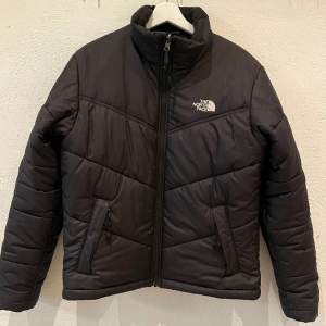 North Face jacka svart i stl S (vinterfodrad). Varm och i bra skick, logga på bröstet och på ryggen! 