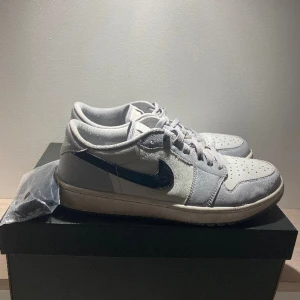 Jordan 1 low wolf grey - Jordan 1 low wolf grey Cond 8/10 skitig undersida Box samt extra laces följer med Sitter även i crease skydd