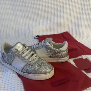 Valentino flycrews - Skitsnygga glittriga flycrews! Storlek:38,5 Skick:5/10 säljer billigt pga, skorna är slitna, skriv privat för fler bilder!