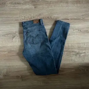 Ett par jeans i absolut topp skick och som dessutom har en extremt snygg tvätt. Nypriset på dessa jeans ligger på runt 1000kr. Längden på byxorna är 100cm och midjan 40cm jämför gärna med ett par egna och sen är det fritt fram att använda ”köp nu”.