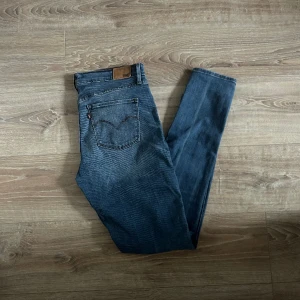 Levis Jeans - Ett par jeans i absolut topp skick och som dessutom har en extremt snygg tvätt. Nypriset på dessa jeans ligger på runt 1000kr. Längden på byxorna är 100cm och midjan 40cm jämför gärna med ett par egna och sen är det fritt fram att använda ”köp nu”.