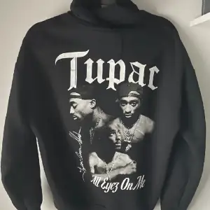 Är i storlek M, men passar mej som har storlek S, jätte snygg tröja men inte min still längre, Tupac tröja med hans låt ”All eyes on me” skrivet på armen, i bra skick tvättad runt 3-4 ggr!