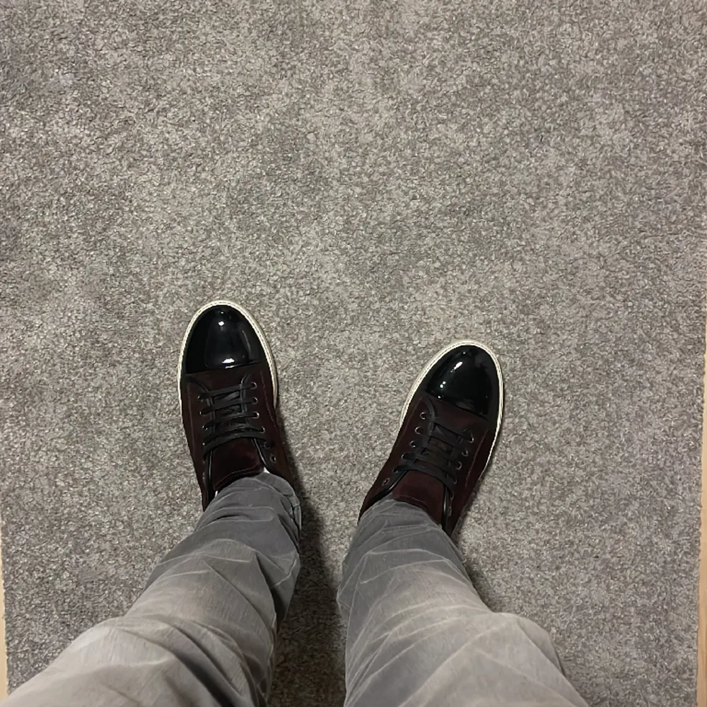 Tjena! Säljer nu dessa nästan helt nya Lanvin skorna i en väldigt populär färg🤩 riktigt fint skick🔝 storlek 43 men passar 44💯 köpta för: 5000 kr. Mitt pris: 2599🙌🏼 hör av dig vid minsta funderingar mvh EBRESELL🔝. Skor.