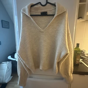 Stickad tröja  - Superfin beige stickad tröja från ASOS endast använd 2-3 gånger. 