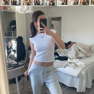 T-shirt - Säljer denna Calvin Klein t-shirt som aldrig är använd! Super fin till ett par bagge jeans nu inför våren!🐆🍸🪩