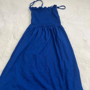 Blå klänning från H&M i storlek S. Oanvänd, väldigt bra skick