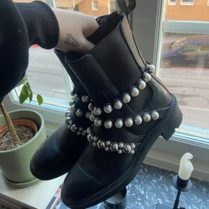 Boots från Zara  - Jättefina boots med pärldetaljer, fint skick! 