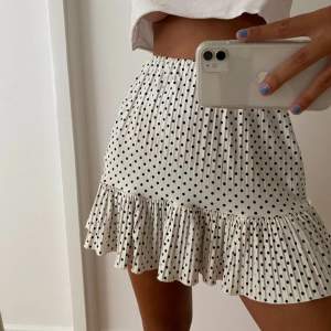 Prickig kjol från Zara i mycket fint skick💗