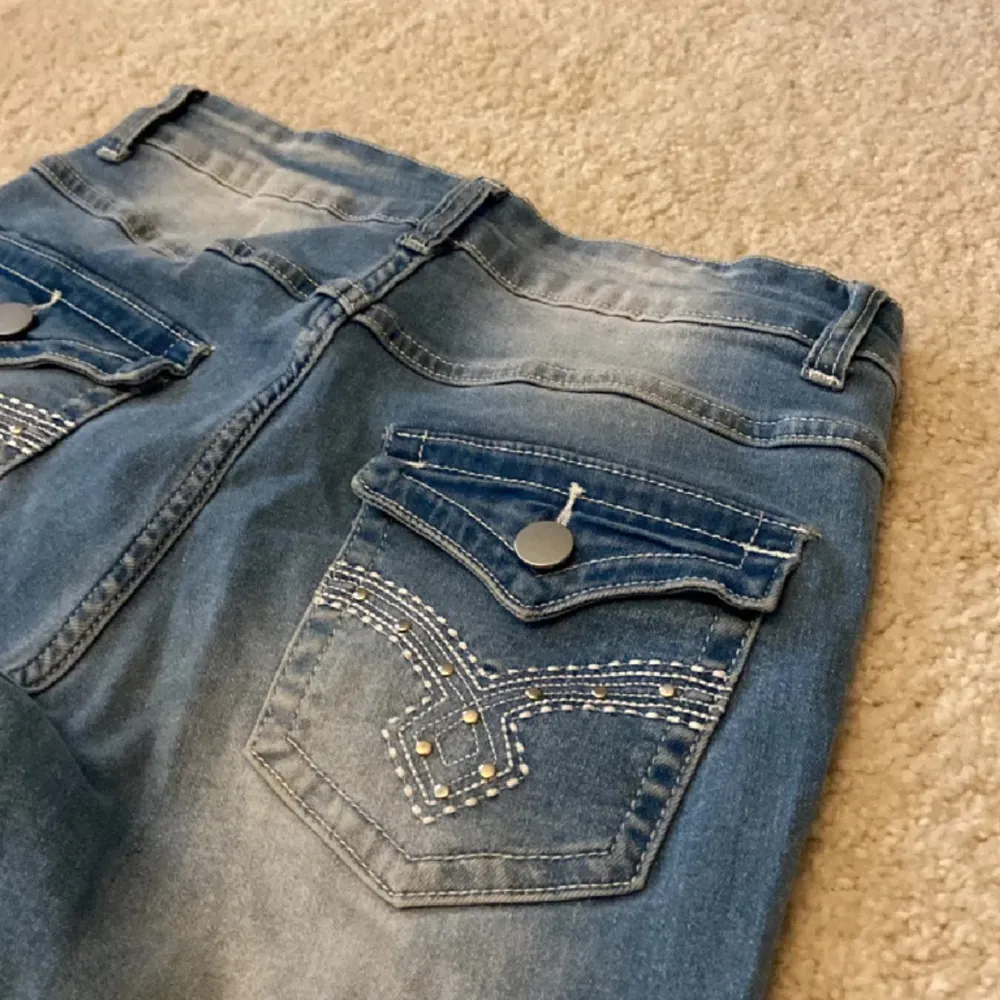 Snygga jeans köpta här på plick. Säljer vidare då dem inte passa mig. Förra ägarens bilder. Kom med prisförslag. . Jeans & Byxor.