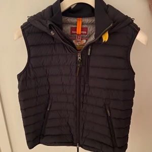 Parajumpers väst - Exklusive Parajumpers väst som aldrig är använd. Säljer den pågrund av att den är för stor. Går ej att köpa denna model med huva längre. Köpt från Care of Carl.  Parajumpers galgen ingår.
