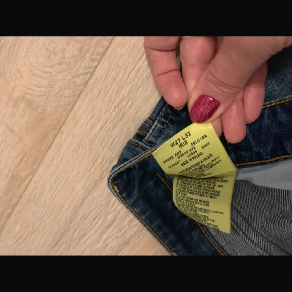 Low waist bootcut jeans har dock sprättat upp benen längs nere nu skriv för fler bilder ifall du är intresserad ❤️. Jeans & Byxor.