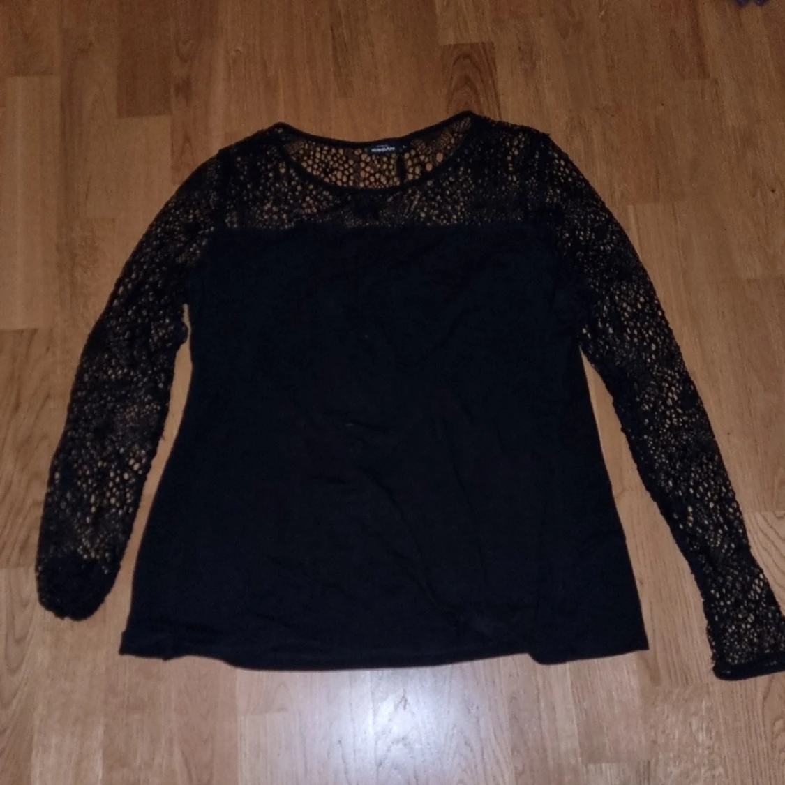 Svart långarmad tröja med hål i,i storlek L bra skick från kappahl