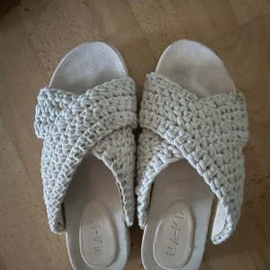 NA-KD tofflor liknar inuikii - Storlek 37. Passar både 37 och 38.  