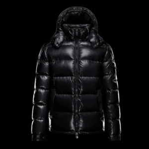 Söker Moncler Maya Herr  - Söker Moncler Maya Herr  Storlek Large  De ska vara äkta och med QR kod.  Hör av er till mig. // UppsalaButiken