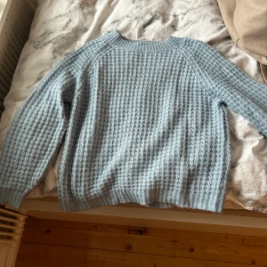 Blå stickad - Jättegullig ljusblå stickad tröja från lager157🩷 Köpt i somras och bara använd 1 eller 2 gånger🩷 Lite nopprig från att ha legat i min låda men annars nyskick!🩷 Storlek M och passar mig, lite lång i ärmarna (173cm)🩷🩷
