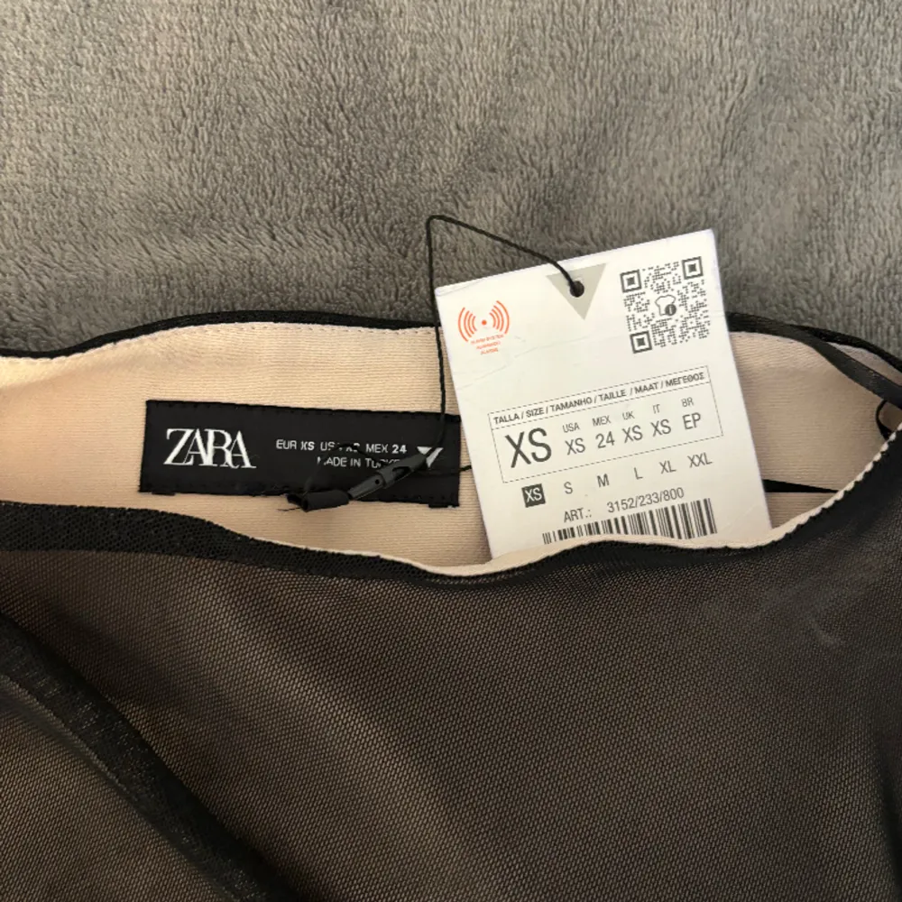 En helt ny klänning från Zara i storlek xs, för liten tyvvär taggen e frf på! Pris kan diskuteras till 219kr vid snabb köp!❤️. Klänningar.
