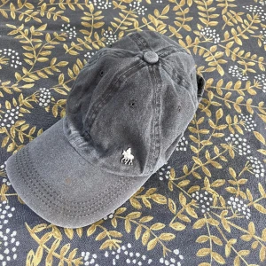 Ralph lauren keps  - Ovanlig Ralph lauren keps. Passar perfekt nu till våren knappast använd. Skick 9/10
