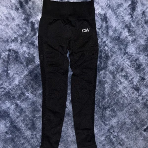 ICIW träningstights  - Säljer dessa svarta träningstights från märket ICIW i storlek S. Reflexmärket på bokstäverna ICIW har lossnat lite men annars väldigt fint skick och sparsamt använda!😍Nypris ungefär 700kr. 