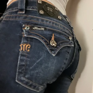 bootcut Miss Me jeans - SKRIV PRIVAT FÖR FLERA BILDER 🩷 Jätte snygga Miss Me Jeans i storlek 28 (mått: midja: 43cm tvärsöver, innerbenslängd: 83cm, längd: 105cm) modell “signature rise - boot” 🫶 ⚠️ finns små skador på botten av jeansen pga längd men inget synligt ⚠️