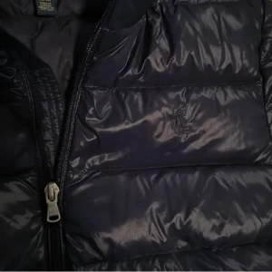 Polo jacka/vår jacka - Jätte fin polo jacka som passar perfekt nu till våren. Använt extremt få gånger så skulle säga att den är i fint skick. Barnstorleken är 12/13 år men passar mig som brukar ha xs. Pris kan diskuteras❤️