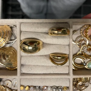 Vattentåliga ringar - Säljer tyvärr dessa tre vattentåliga ringarna från by Lia pga att de inte passar ❤️ köpta för 350kr styck inte använda, kan posta direkt 