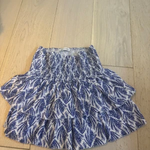 Kort kjol  - Det är en ljus blå kjol med lite vit på som är inte så kort men ändå kort, Den är från meet me there och är storlek xxs/s men är som en S säljer för 299 köpte för 550, änvänt några få gånger bara 