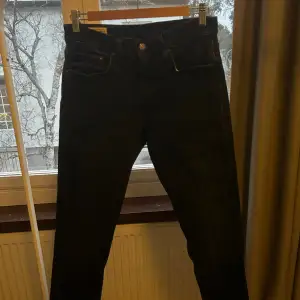 Ett par snygga Levis jeans som har lite av en slim passform. Säljes då de är för korta på mig. Om du har några frågor e de bara o höra av sig!