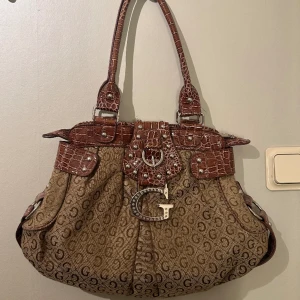 Handväska - Köpt secondhand, i bra skick, rymlig. Skriv vid frågor. Köparen står för frakt. 