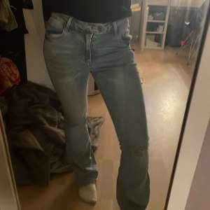 Midwaist jeans, kommer inte ihåg var dom är ifrån, det står inte heller på jeansen var dom är ifrån.  andvända typ 2 gånger. 