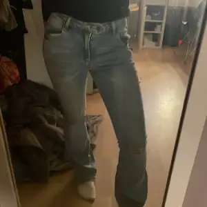 Midwaist jeans, kommer inte ihåg var dom är ifrån, det står inte heller på jeansen var dom är ifrån.  andvända typ 2 gånger. 