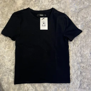 Thight t-shirt - Helt oanvänd thight t-shirt från bikbok, prislapp kvar!  Jätte snygg på!   Köpare står för frakt! 