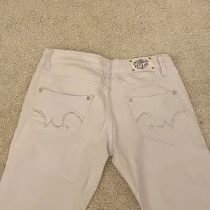 Low Waist Bootcut Jeans  - Säljer mina skitnsygga vintage bootcut jeans med låg midja och mönster på bakfickorna 😍Sparsamt använda så skicket är väldigt bra! Kan skicka fler bilder och priset kan såklart diskuteras☺️