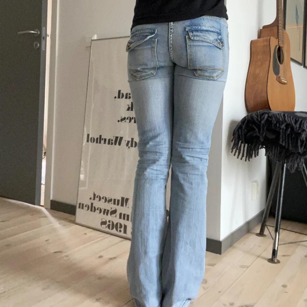 säljer dessa ascoola ljusblå jeans!!🙌 Har sprättat upp de där nere så de blir några cm längre, är 170 för referens. bra skick o snygga detaljer🤗🤗🤗. Jeans & Byxor.