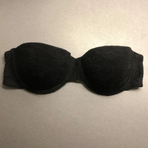 Bandeau bh i spets - Bandeau bh i spets, lappen är borttagen men uppskattad storlek är 70A/ 65B. Täcken på användning finns men över lag i fint skick.🌸